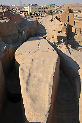 Unvollendeter zerbrochener Obelisk aus Rosengranit in Assuan