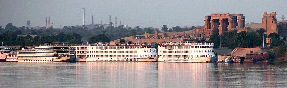Geparkte Nilkreuzfahrtschiffe vor dem Kom Ombo Tempel