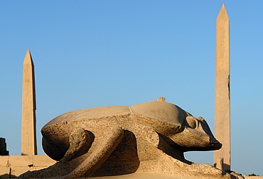 Gigantischer Skarabäus mit Obelisken im Karnak Tempel