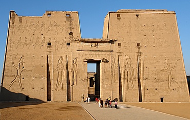 Pylon des Edfu Tempel des Vogelgottes Horus