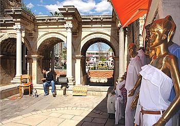 Hadrianstor in der Altstadt von Antalya