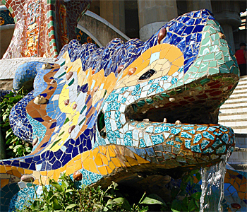 Gaudi's farbenfrohe Echse aus Keramic Scherben im Park Gell