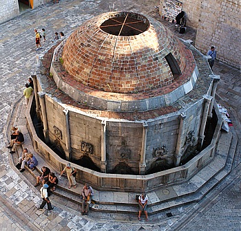 Onofrio-Brunnen beim Pile-Tor in der Altstadt von Dubrovnik