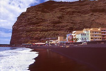 Schwarzer Lavasandstrand beim Hafen von Tazacorte