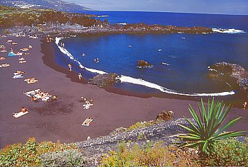 Schwarzer Lavasandstrand von Los Cancajos