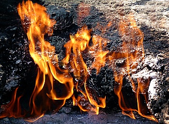 Lodernde Flammen im Feuerfeld Yanartas