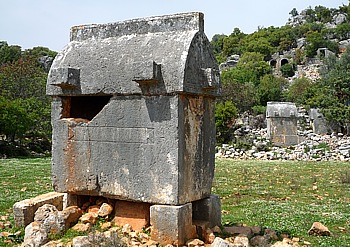 Gut erhaltene Sarkophage in der antiken Stadt Istlada