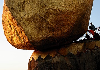Der Goldenen Felsen wird gehalten von einem Haar Buddha's