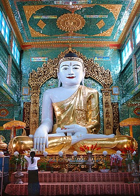 Sitzender Buddha in der Pon Nya Shin Pagode