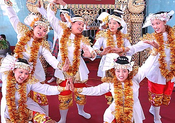burmesische Tanzgruppe in der Sule Pagode