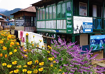 Lodges und Restaurants entlang dem Annapurna Trail, hier Pothana