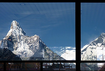 Spiegelung in der Glasfasade des Everest View Hotels