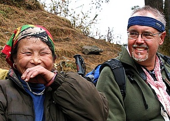 Lustige Sherpa Frau beim Rasten auf dem steilen Weg hinauf nach Namche Bazar