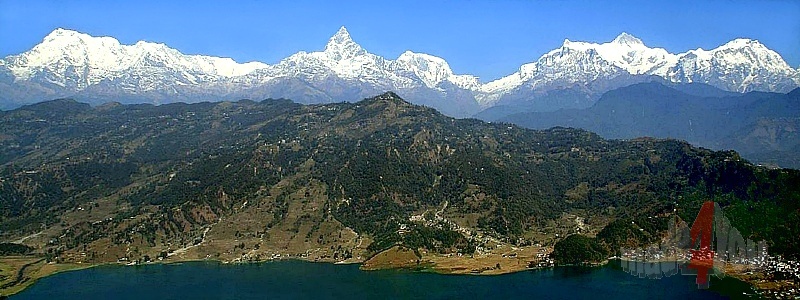 Blick von der Friedensstupa auf die Annapurna Range