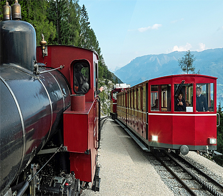 Dampfgetriebene nostalgische Zahnradbergbahn am Schafberg