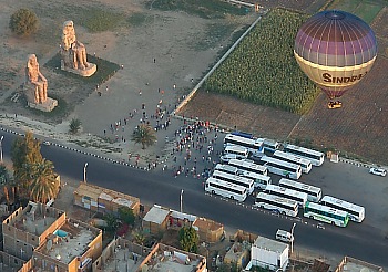 Busparkplatz vor den Kollossen von Memnon in Theben West