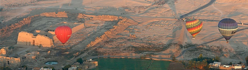 Der Ballon von Magic Horizon wirft seinen Schatten auf den Pylon von Medinet Habu