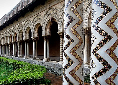 Normannisch, arabisch, und byzantinischer Baustil im Kreuzgang des Klosters Monreale