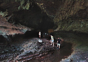 Eingang zur Tropfsteinhöhle Nam Tha Loo