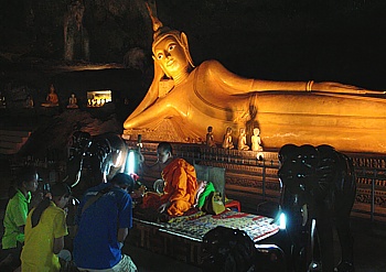 Mönch in der Suwan Kuha Cave