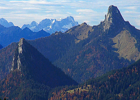Blick vom Wallberg zum Leonhardstein und Zugspitze