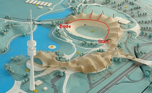 Modell des Olympiageländes mit rot eingezeichneter Zeltdachtour