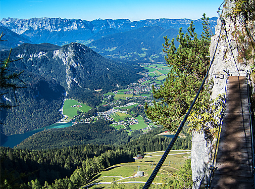 Hngebrcke im Schtzensteig Klettersteig, Blick zum Grnstein und Knigssee