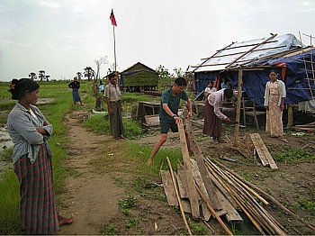 Das Dorf Shwe Khyune Tar wird nach dem Wirbelsturm Nargis wieder aufgebaut