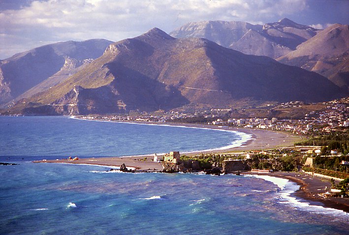 Wilde Kste mit schroffen Bergen bei Praia al Mare