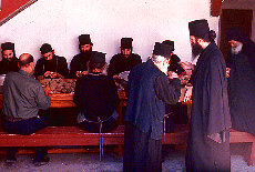 Klosterleben, Mönche beim gemeinsamen Kartoffel schälen