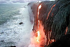 Glühende Lava stürtzt ins aufschäumende Meer