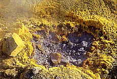 Dampfende Erdspalte mit leuchtend gelbem Schwefel