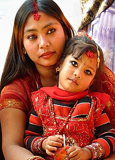 Schöne Nepali Mama mit Kind