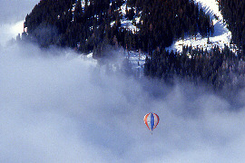 Heissluftballon über dem Nebelmeer