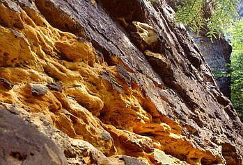 Sandsteinschichten entstanden in Jahrmillionen aus Meeresboden im Elbsandsteingebirge