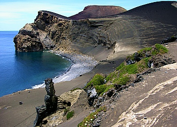 Bademöglichkeit in der wild zerklüfteten Lava von Capelinhos