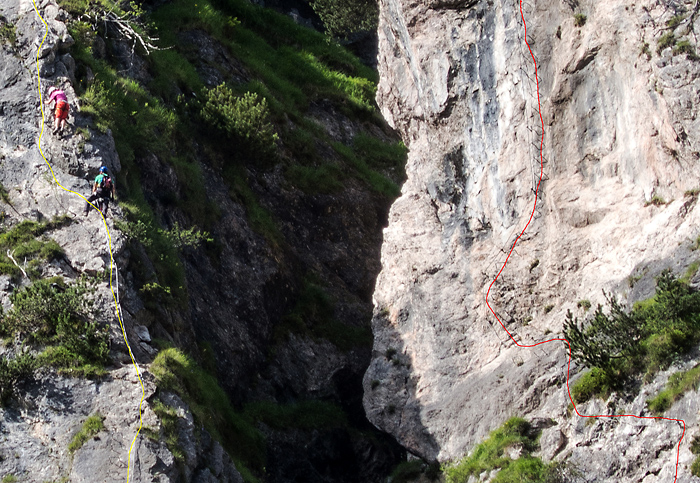 Grnstein Klettersteig, links die einfache Isidor Variante, rechts die Hotelroute