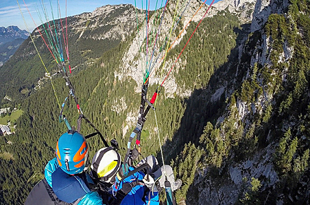 Tandem Paragliding nahe der Felswände von Jenner und Kehlstein