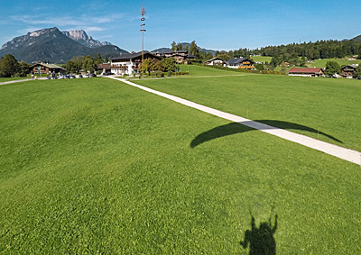 Tandem Paragliding Landung auf einer Wiese beim Gasthof Kohlhiasl in Schönau