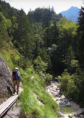 Wandersteig entlang der Aschauer Klamm bei Schneitzlreuth