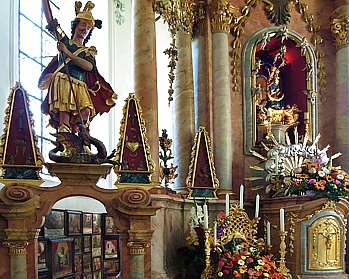 Wallfahrtskirche Ettenberg mit wunderschönem Chorgang hinter dem barocken Altar