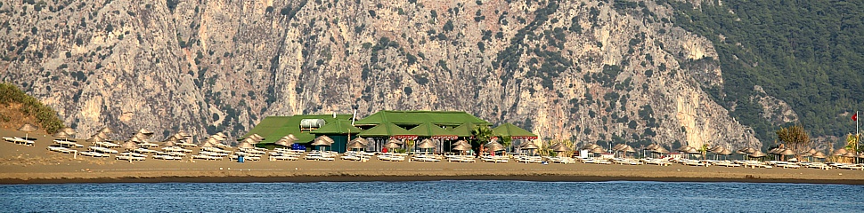 Langgestreckter Sandstrand vor der Sumpflandschaft von Dalyan