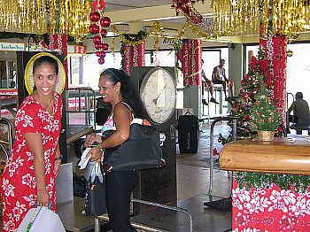 Gepäckaufgabe am Flughafen Bora Bora