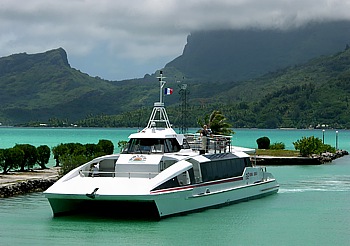 Katamaran als Shuttleboat fährt vom Airport auf dem Motu Mute zum Hafen von Vaitape auf der Hauptinsel von Bora Bora