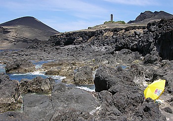 Bademöglichkeit in der wild zerklüfteten Lava von Capelinhos