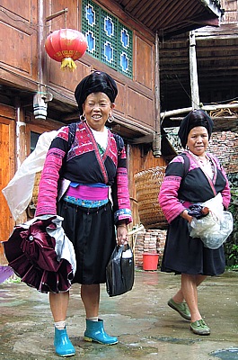 Unsere lustigen Trgerinnen vom Stamm der Miao auf dem Weg zu den Reisterrassen