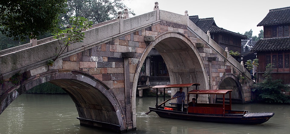 Venezianische Brcken ber die Kanle des Wasserdorfes Wuhzen