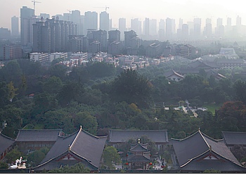 Skyline von Yi'an im Dunst