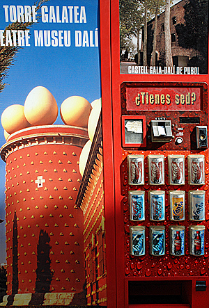 Getrnkedosenautomat am Dali Museum in Figueres
