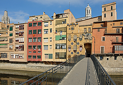 Farbenfrohe Silouette der Stadt Girona am Fluss Onyar
